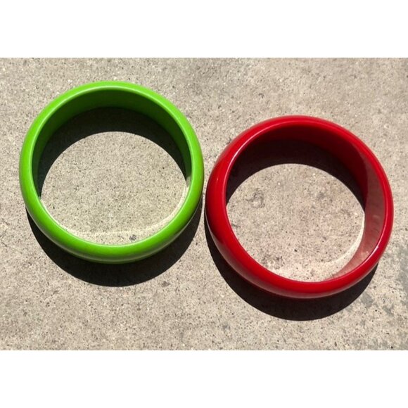Vintage Red and Green Bangle Bracelet Lucite 1960s Women’s Sz 8” - Picture 2 of 14
